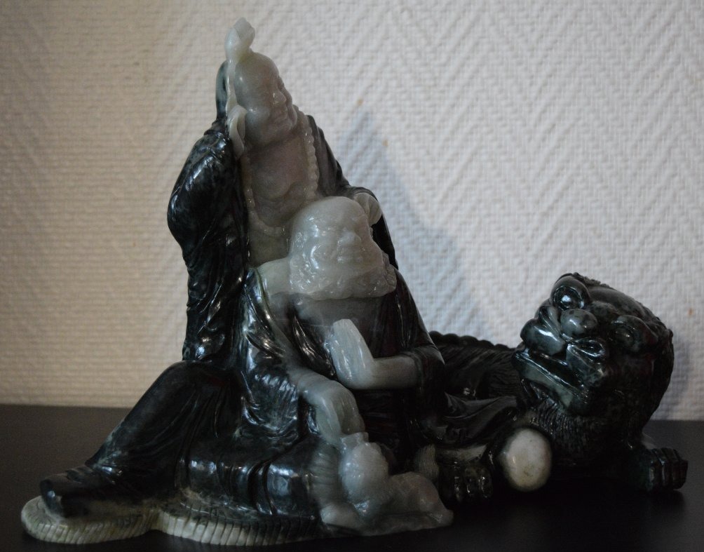 Large Sculpted Group In Two-toned Serpentine Depicting Budai And An Arhat With A Celestial Lion-photo-4
