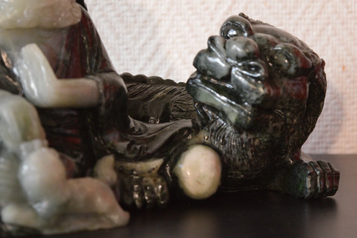 Large Sculpted Group In Two-toned Serpentine Depicting Budai And An Arhat With A Celestial Lion-photo-4