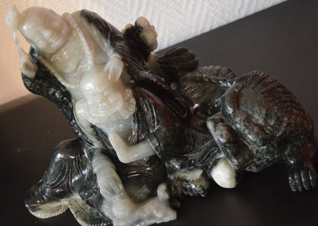 Large Sculpted Group In Two-toned Serpentine Depicting Budai And An Arhat With A Celestial Lion-photo-2