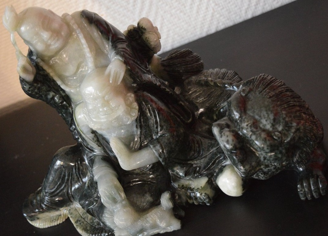 Large Sculpted Group In Two-toned Serpentine Depicting Budai And An Arhat With A Celestial Lion-photo-5