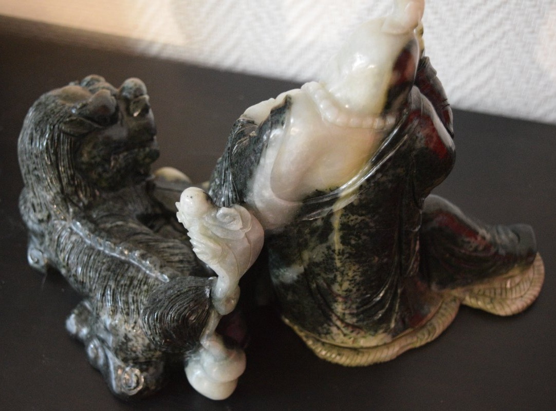 Large Sculpted Group In Two-toned Serpentine Depicting Budai And An Arhat With A Celestial Lion-photo-8