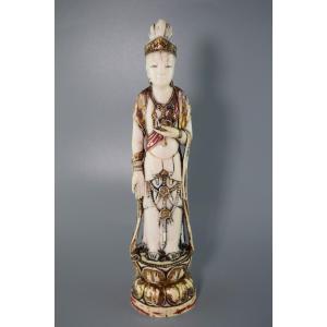 Okimono en Ivoire Polychrome Kannon Debout sur un Trône de Lotus