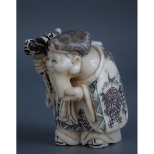 Okimono en ivoire représentant un vieillard Japon  Okimono en ivoire, première moitié du XXème