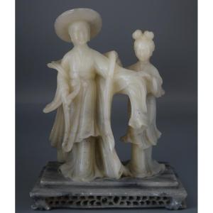 Élégante Sculpture Chinoise en Stéatite – La Dame et sa Servante (Vers 1950)