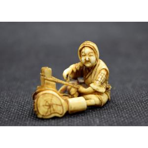 Japanese Ivory Netsuke (meiji Period): Old Woman Weaving