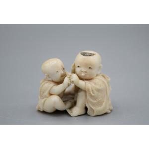 Ivory Netsuke Depicting Two Children Playing (edo/meiji Period)