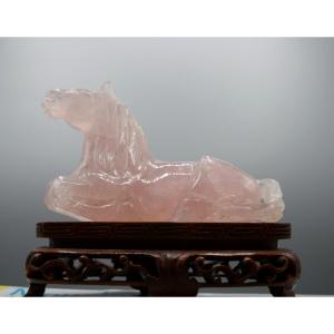 Cheval couché en quartz rose, Chine, première moitié du XXe siècle