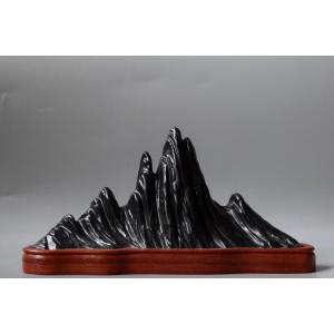 Pierre de scholar en forme de paysage montagneux – Suiseki