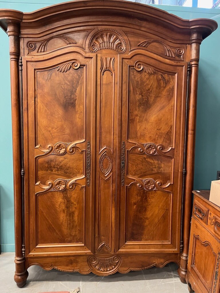 Belle Armoire En Noyer Sculpté Bourgogne 18 éme Siècle 