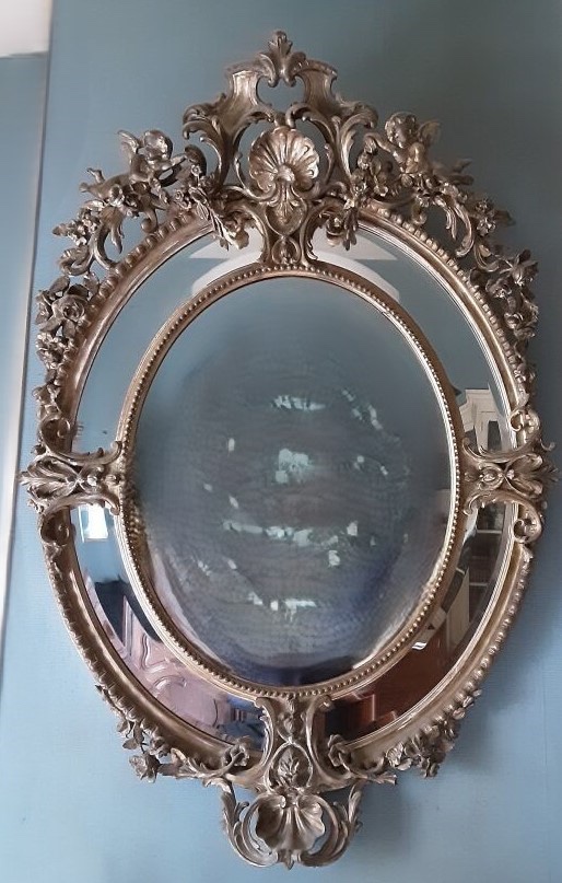 Grand miroir ovale à parecloses en bois doré de style Louis XV