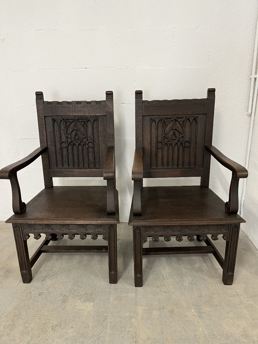 Paire de chaises à bras de style Gothique 
