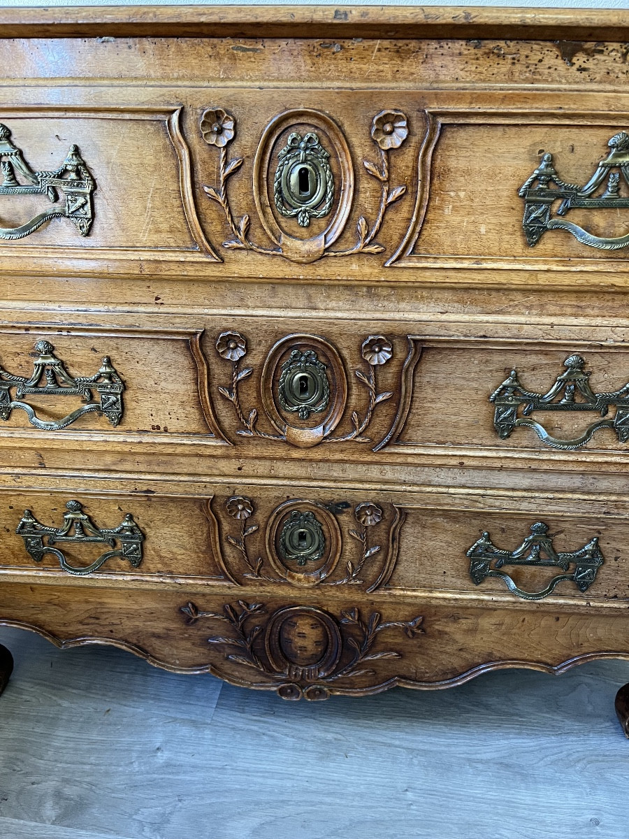 18th Century Blond Walnut Chest Of Drawers -photo-1