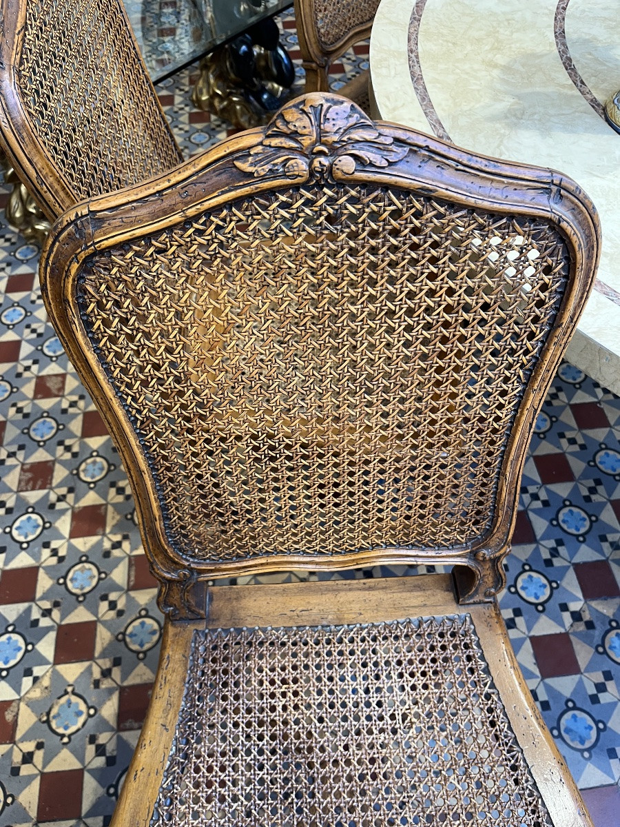 Suite de 6 Chaises en noyer sculpté et cannées pieds à entretoises -photo-3