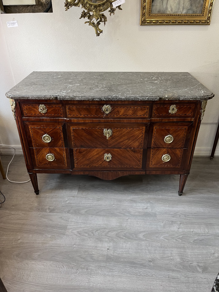 Commode à ressaut en marqueterie Époque Louis XVI 18 éme siècle 