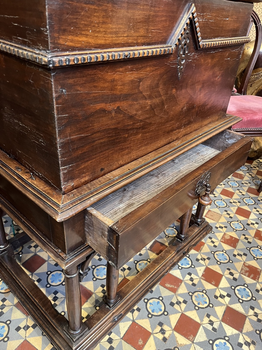 Small 18th-century Travel Chest -photo-3