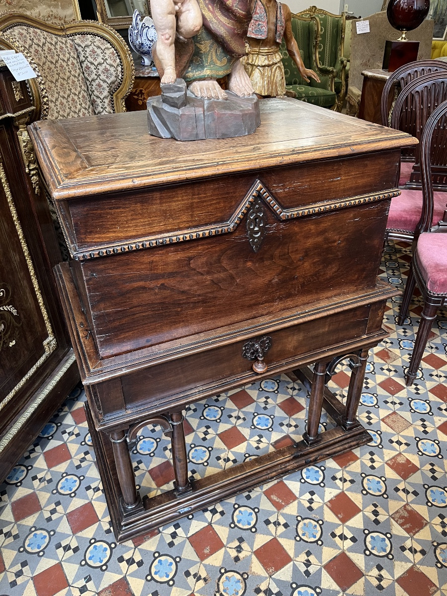 Small 18th-century Travel Chest 
