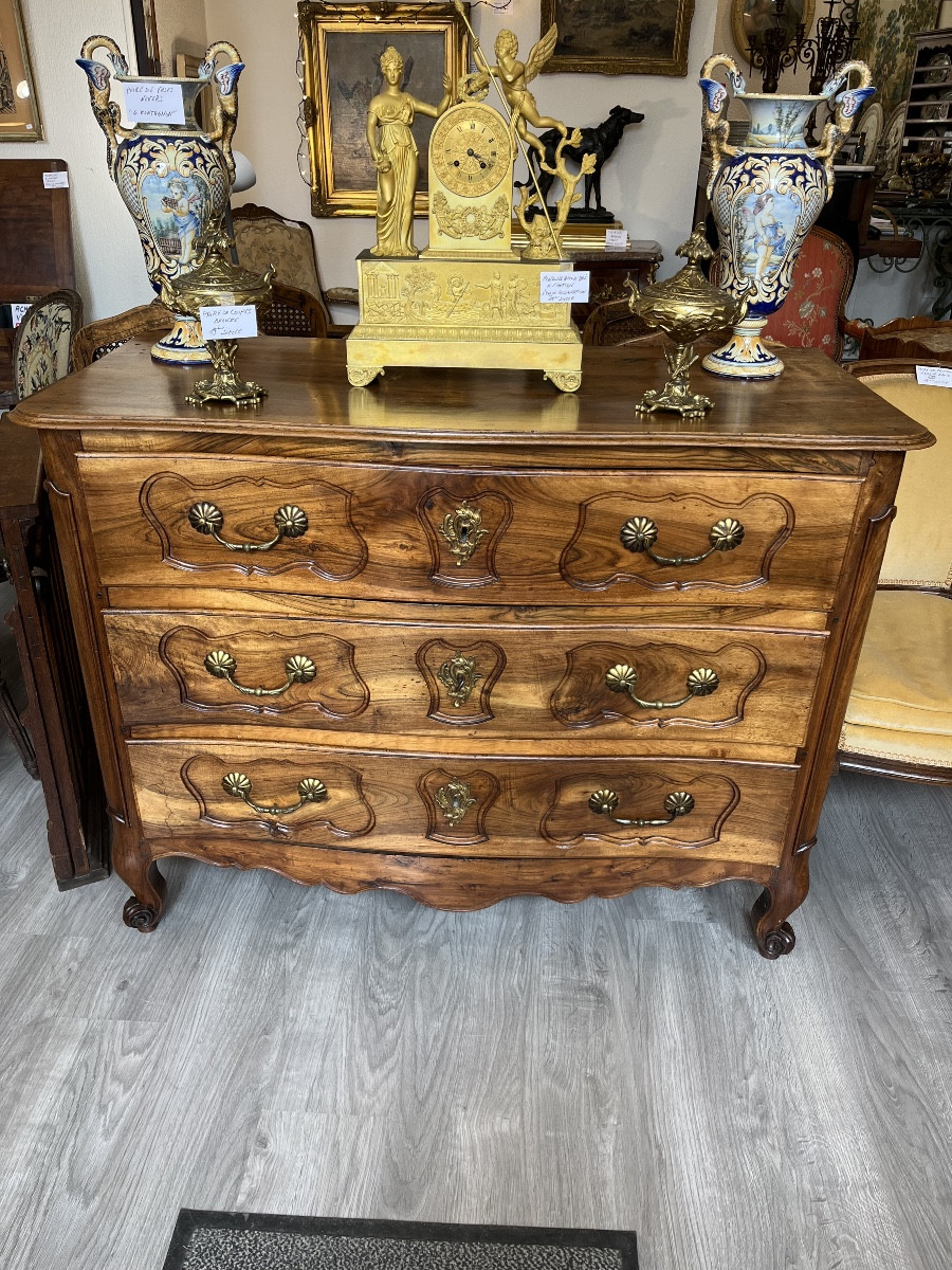 Commode en noyer blond Époque Louis XV 18 éme Siècle 