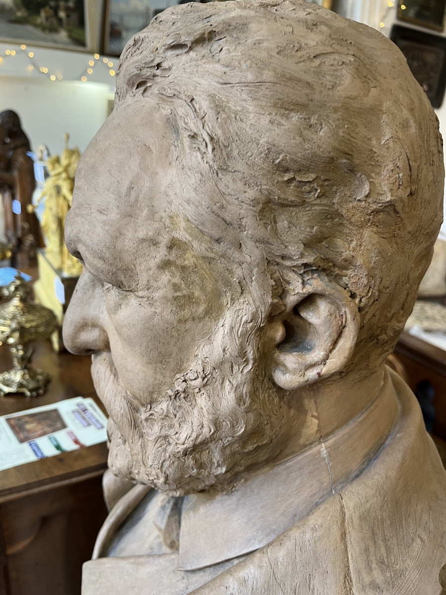 Important buste de Victor Hugo en terre cuite signé-photo-4