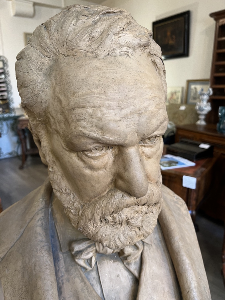 Important buste de Victor Hugo en terre cuite signé-photo-1
