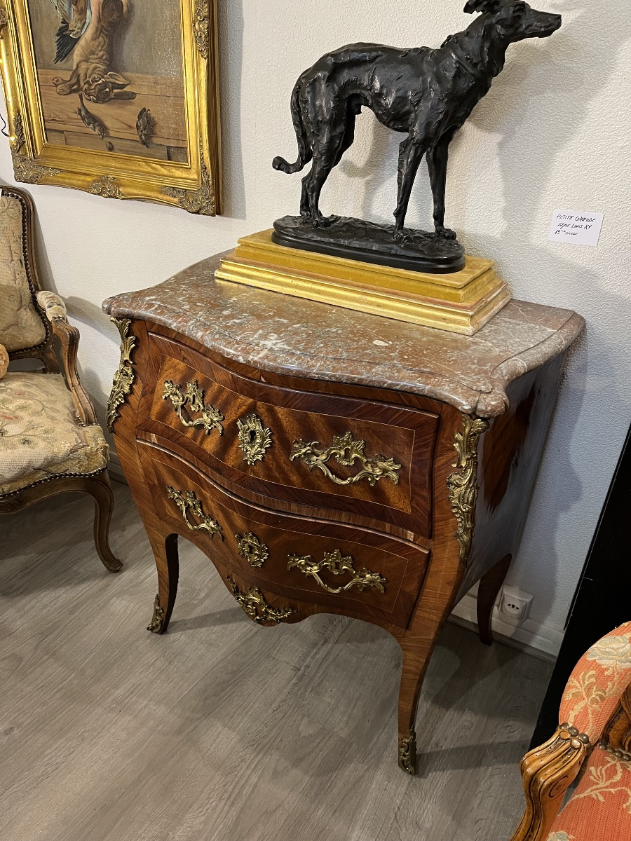 Petite commode galbée toutes faces  en Marquetterie de style Louis XV