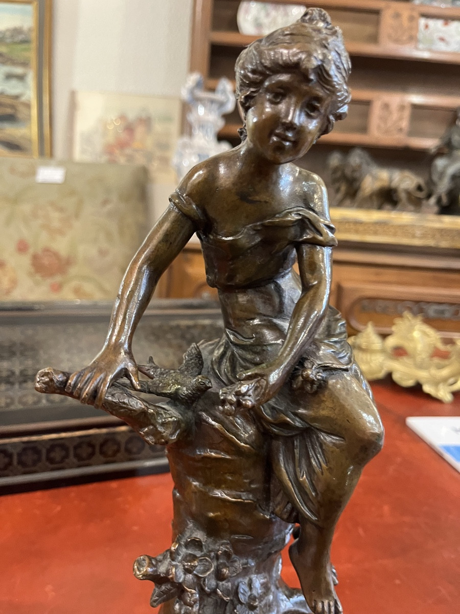 Sculpture  en bronze «  jeune femme à la colombe «  par L. P. Moreau 