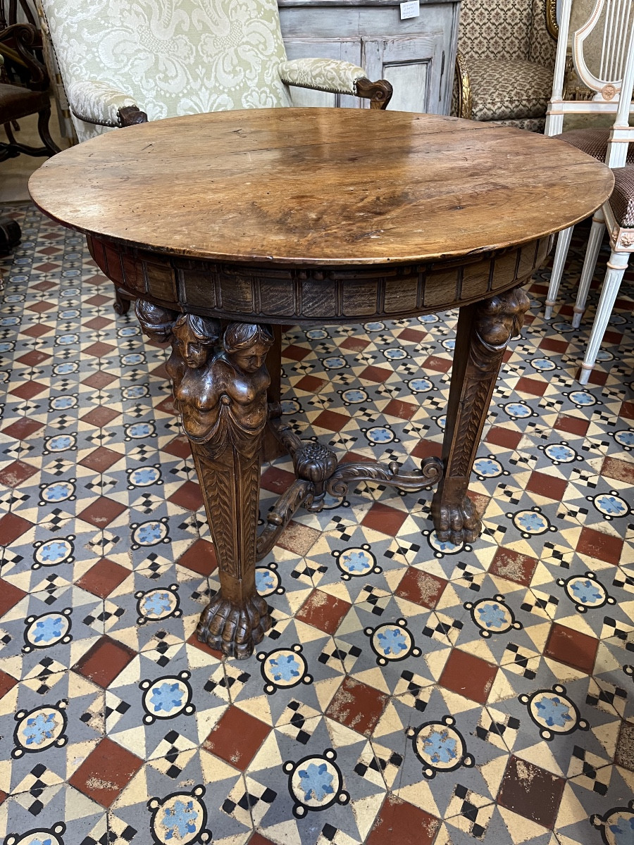 Guéridon à décor  de bustes de femmes Style Renaissance 