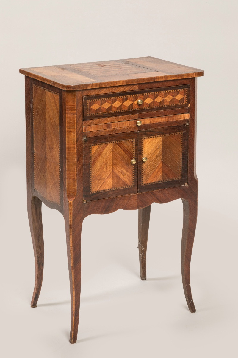 Petit meuble d’appoint formant pupitre en marqueterie style Louis XV