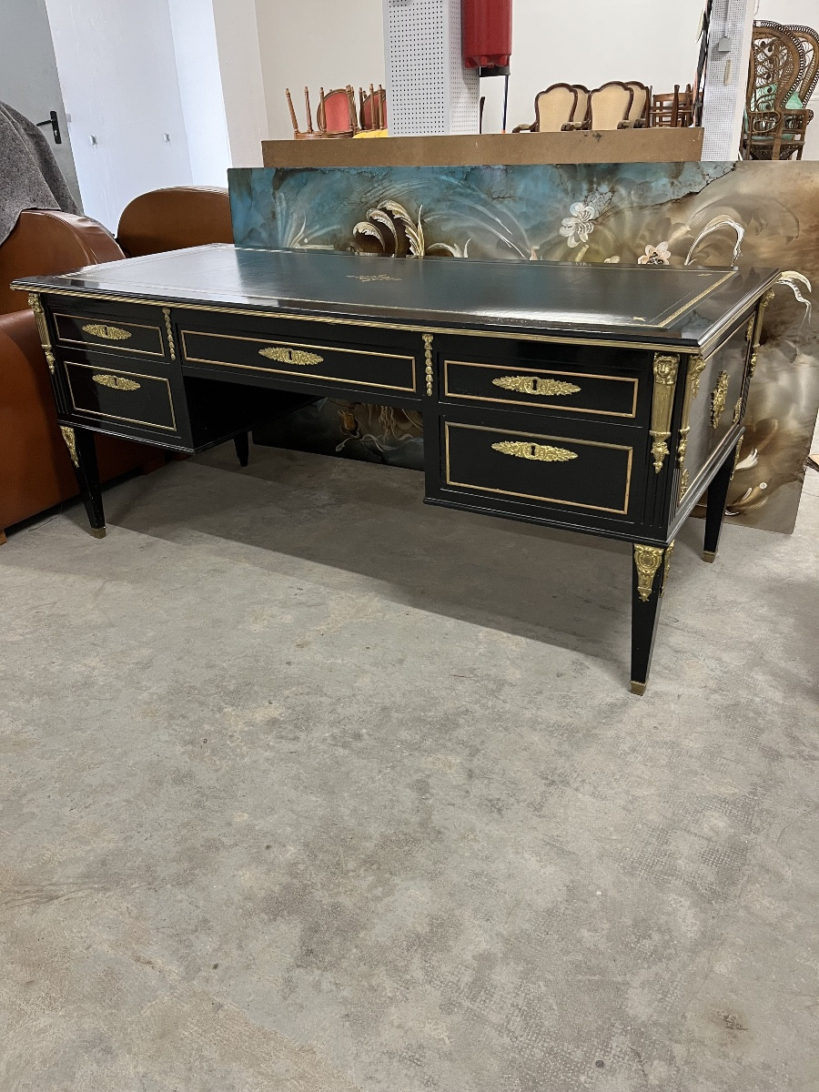 Beau bureau plat ..Ministre style Louis XVI laqué 