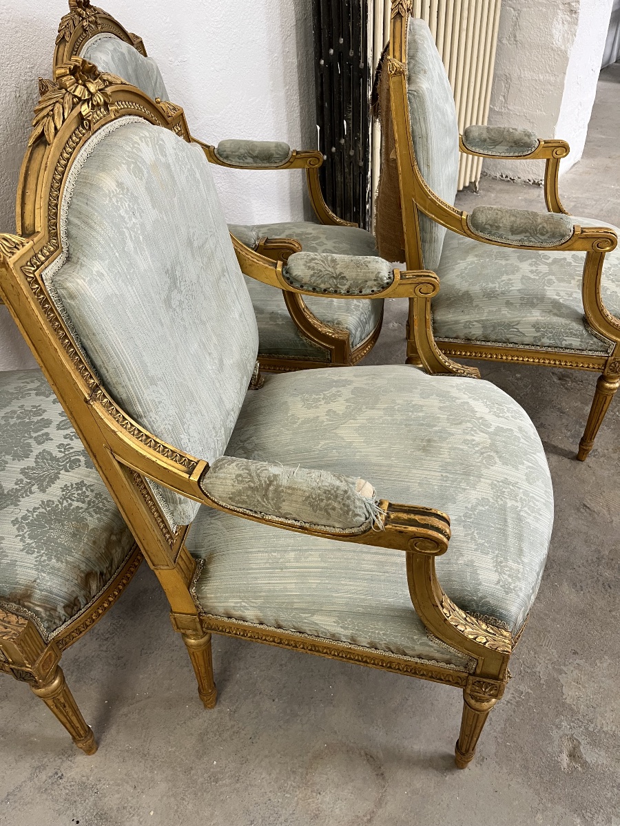 Suite de 4 fauteuils en bois doré et sculptés de style Louis XVI -photo-2