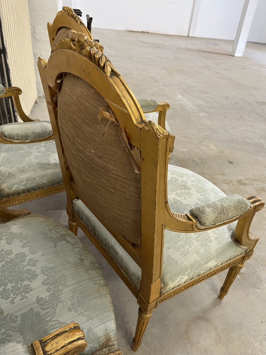 Suite de 4 fauteuils en bois doré et sculptés de style Louis XVI -photo-3