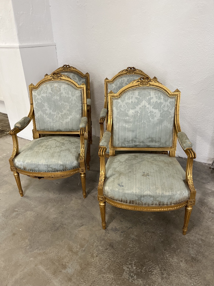 Suite de 4 fauteuils en bois doré et sculptés de style Louis XVI 