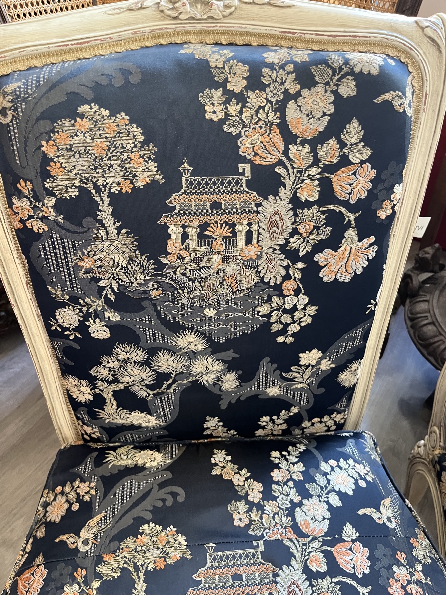 Belle paire de chauffeuses de style Louis  XV  tissus  décor Asiatique -photo-1