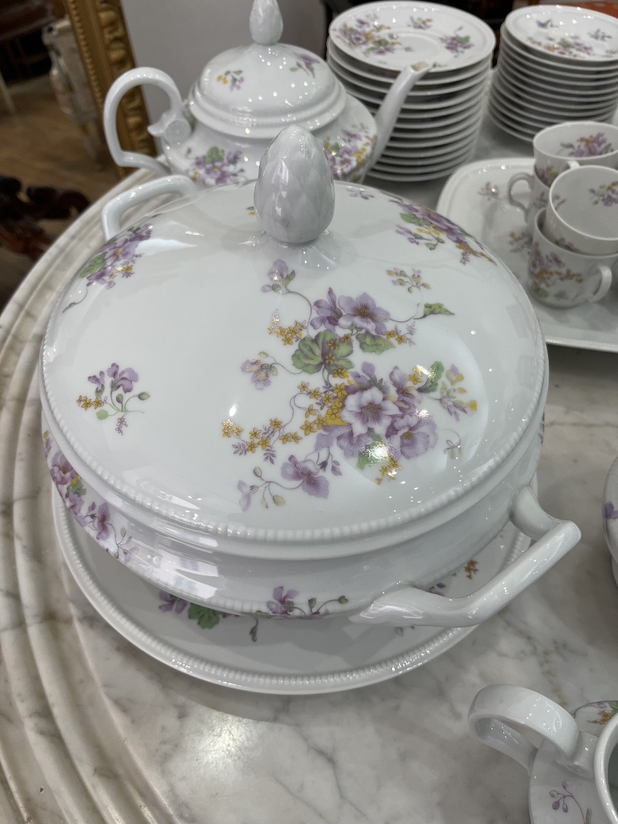 Service de table en porcelaine de Limoges par L. Bernardaud 