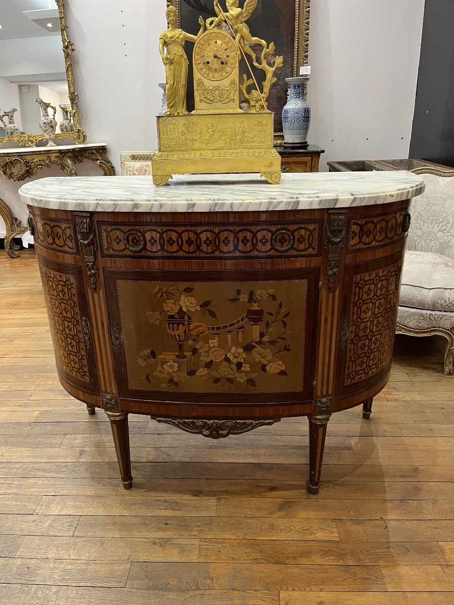 Belle Commode demie -lune en marqueterie de style Louis XVI 