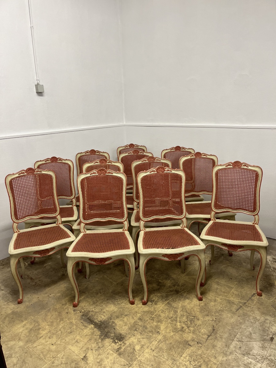 Suite de 12 belles chaises rechampies et cannées
