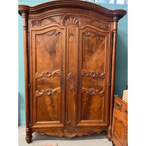 Belle Armoire En Noyer Sculpté Bourgogne 18 éme Siècle 