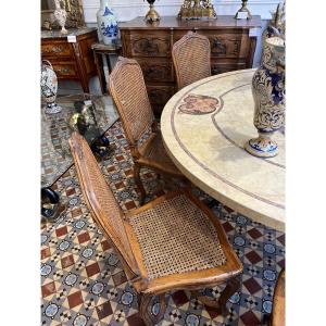 Suite de 6 Chaises en noyer sculpté et cannées pieds à entretoises 