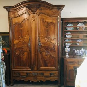 Importante Armoire en noyer sculpté Bourgogne fin 18 ème début du 19 ème siècle 