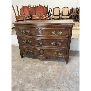 Importante commode galbée en noyer sculpté  18 éme siècle 