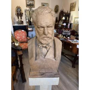 Important buste de Victor Hugo en terre cuite signé