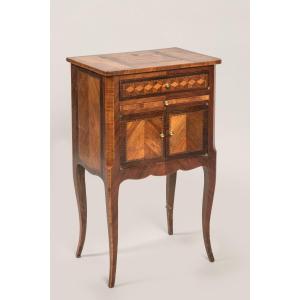 Petit meuble d’appoint formant pupitre en marqueterie style Louis XV