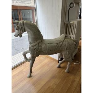 Grand cheval en bois ancien