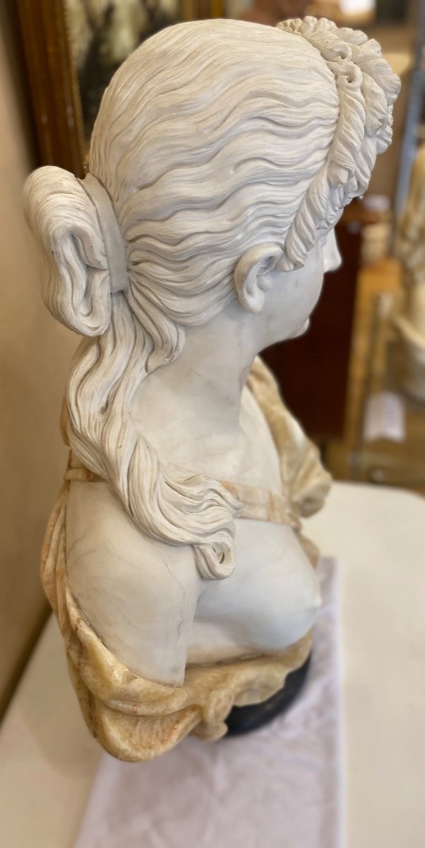 Large Anonymous Bust Of A Woman In Marble From The 1900s In Marble-photo-3