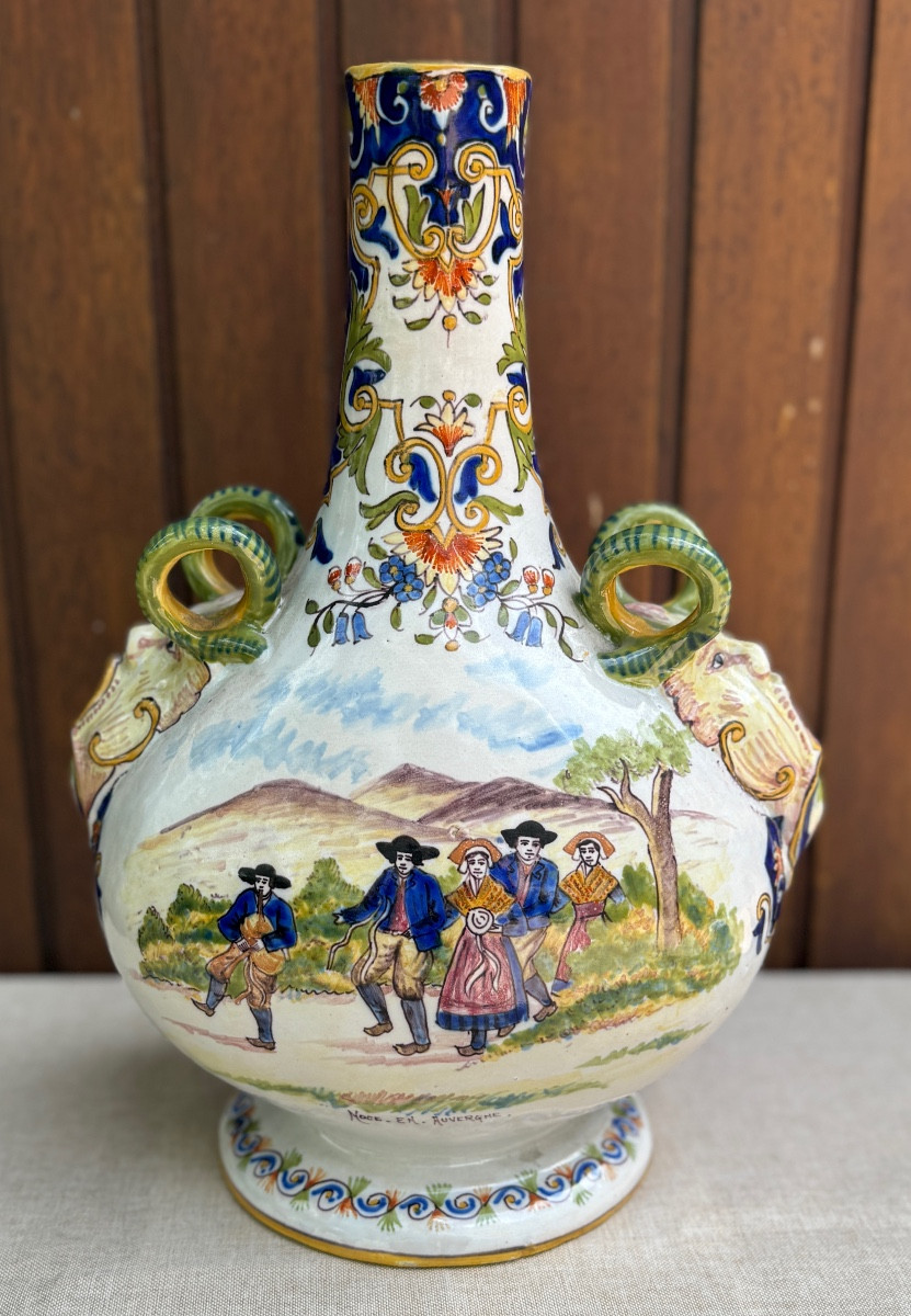Vase Desvres signé de Fourmaintreaux Frères 1900 art Nouveau intitulé "Noce en Auvergne"