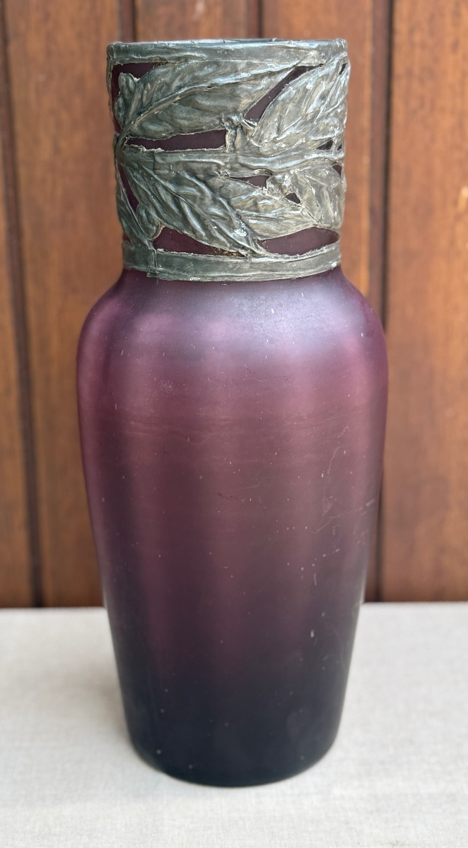 vase en verre pourpre  et étain décor feuille  1900 art nouveau signé "DC" 