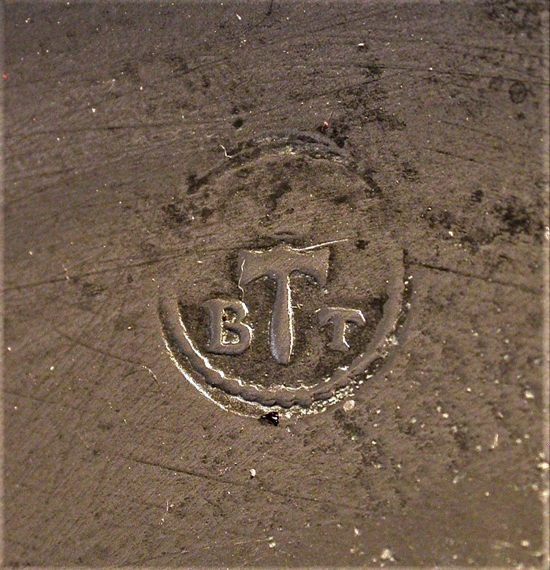 HORLOGE À HUILE EN ETAIN (étain) - Besançon ou Fribourg, XVIII ème s-photo-4