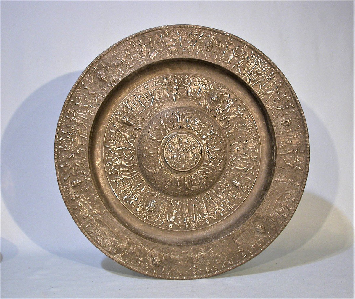 GRAND PLAT EN ETAIN (étain) - LYONNAIS OU FRANCHE-COMTE - XVI ème s
