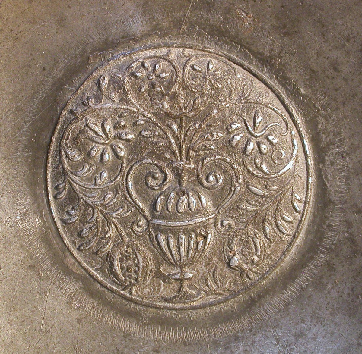 RARE ASSIETTE EN ETAIN (étain) - SUISSE, MILIEU DU XVII ème s-photo-1