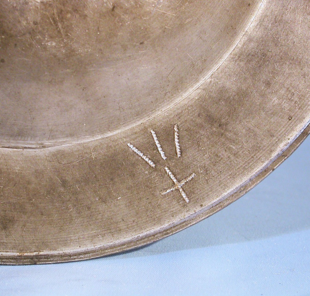 RARE ASSIETTE EN ETAIN (étain) - SUISSE, MILIEU DU XVII ème s-photo-5
