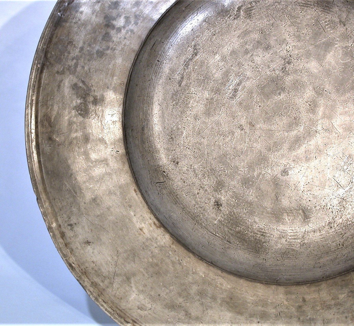RARE PLAT EN ETAIN - SAINT ETIENNE, CIRCA 1700-photo-1